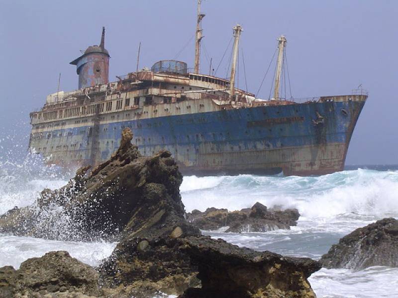 Wraki statków na całym świecie obijane przez fale, stały się atrakcjami turystycznymi